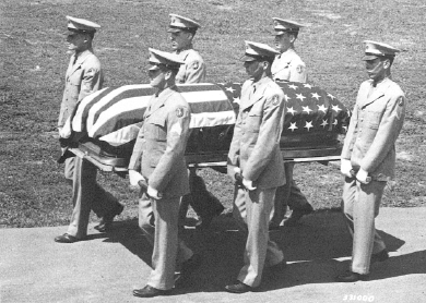 The honor guard bearing the remains of Saburo Tanamachi (U.S. Army Signal Corps photo)